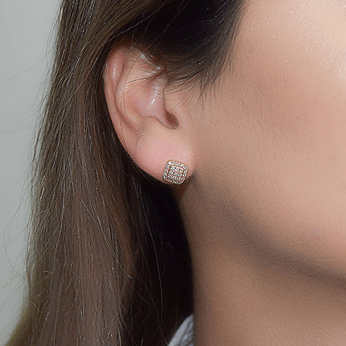 עגילי יהלומים מרובעים פאווה מזהב צהוב בעיצוב יוקרתי ונוצץ לאוזן