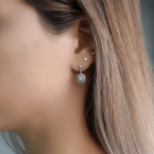 עגילי יהלומים תלויים מרובעים בעיצוב שכבות