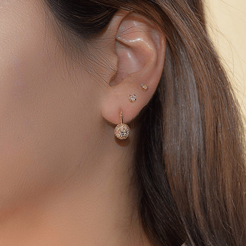 עגילי זהב נופלים עם שיבוץ פאווה ויהלום מרכזי בעיצוב יוקרתי