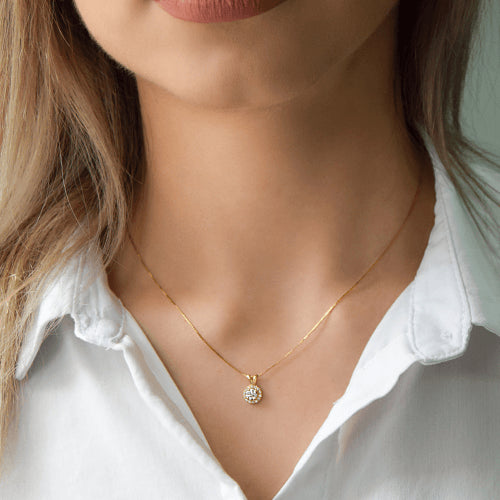 שרשרת זהב עם תליון היילו משובץ יהלום מרכזי והילה של יהלומים טבעיים