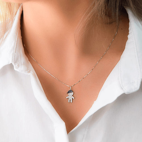 שרשרת ילד מזהב משובצת ספירים כחולים ויהלומים טבעיים בעיצוב עם כובע כחול