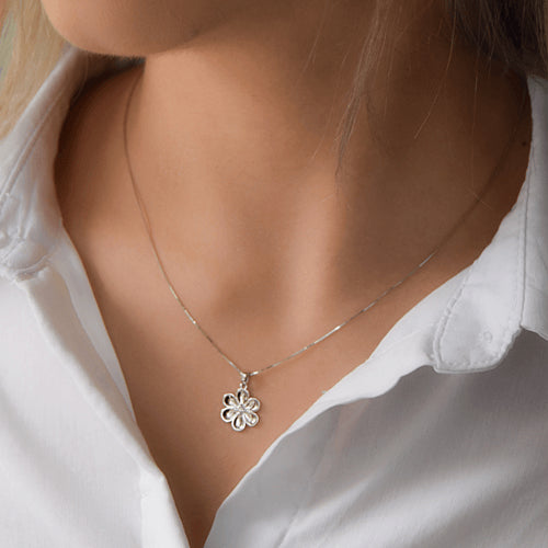 שרשרת זהב עם תליון פרח ויהלום טבעי במרכז מזהב צהוב או זהב לבן