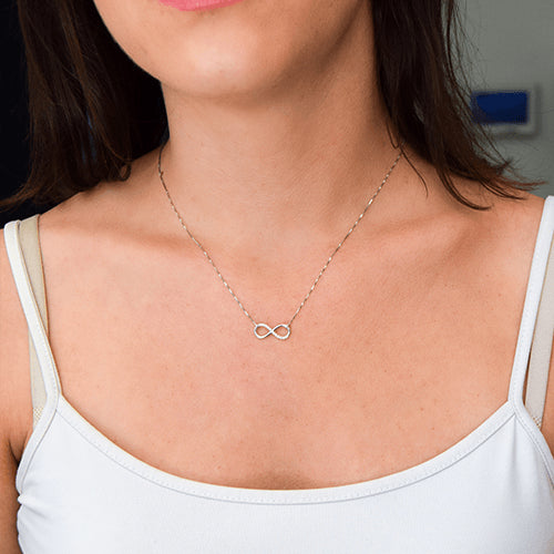 שרשרת אינפיניטי מזהב משובצת יהלומים טבעיים 0.15 קראט בעיצוב אלגנטי ונצחי