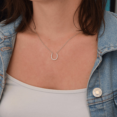 שרשרת פרסה משובצת יהלומים טבעיים 0.25 קראט למראה שמביא מזל