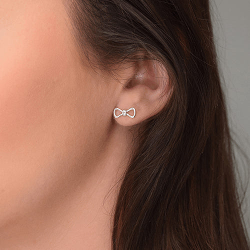 עגילי פפיון צמודים מזהב עם יהלומים טבעיים