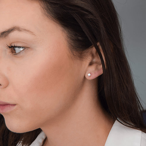 עגילי סטאד יהלומים טבעיים בעיצוב קלאסי ארבע שיניים