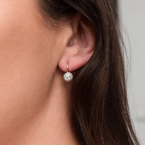 עגילי זהב נופלים עם שיבוץ פאווה ויהלום מרכזי בעיצוב יוקרתי