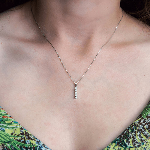 שרשרת עניבה מזהב עם חמש חוליות יהלומים טבעיים בעיצוב מאוזן