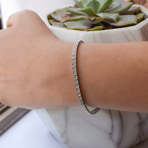 צמיד טניס מרובע מזהב צהוב עם יהלומים טבעיים בחוליות מסודרות לאורך