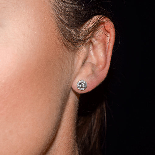 עגילי יהלומים מזהב לבן בעיצוב היילו עם יהלומים טבעיים נוצצים מסביב