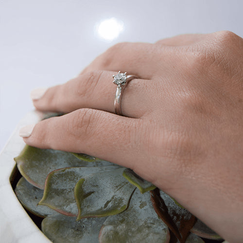 טבעת אירוסין סוליטר זהב לבן "יולי"