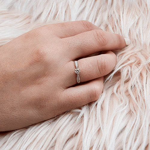 טבעת אירוסין סוליטייר זהב לבן "קלי"