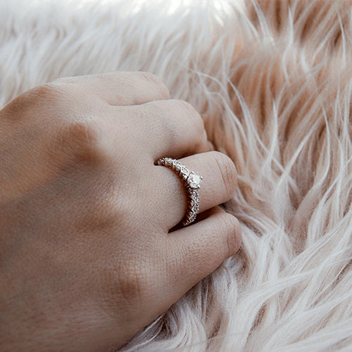 טבעת יהלומים "וינטאג' משולשים" זהב לבן