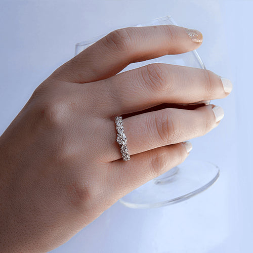 טבעת יהלומים "וינטאג' משולשים" זהב לבן