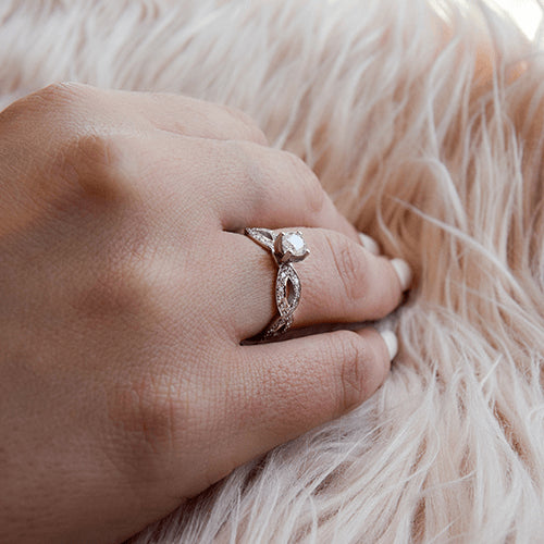 טבעת אירוסין זהב לבן "טינה" בעיצוב טוויסט מהמם