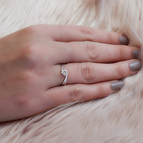 טבעת אירוסין זהב לבן "שירי" 0.31 מתאימה לנשים מיוחדות