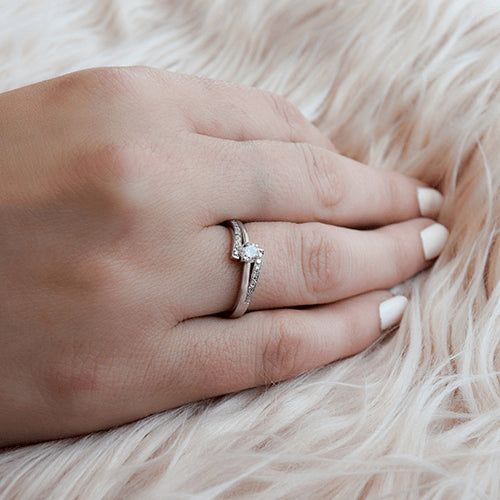 טבעת אירוסין "אלבינה" זהב לבן