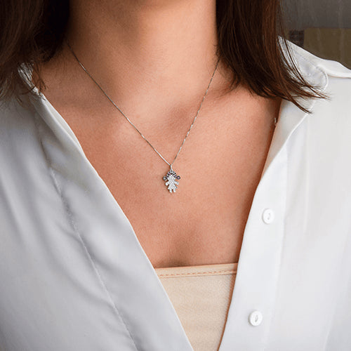 תליון ילדה מזהב משובץ יהלומים וספירים ורודות בעיצוב מתוק מלא משמעות