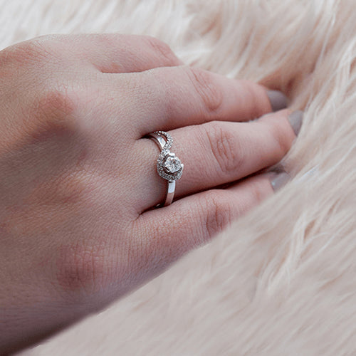 טבעת אירוסין זהב לבן "ויקי"