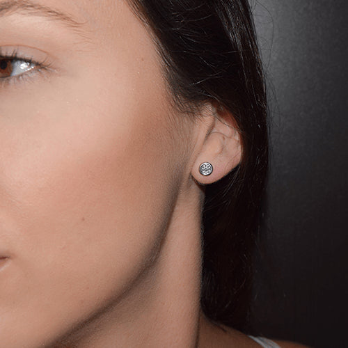 עגילי יהלום צמודים במעטפת זהב לבן עם שיבוץ עגול קלאסי ומראה נקי ומדויק