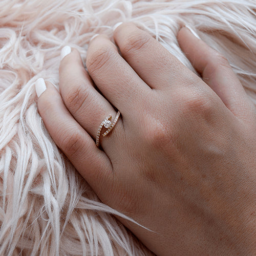 טבעת אירוסין זהב צהוב "לין" בעיצוב טוייסט מיוחד