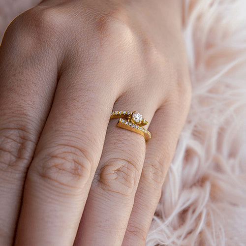 טבעת אירוסין זהב צהוב "לין" בעיצוב טוייסט מיוחד