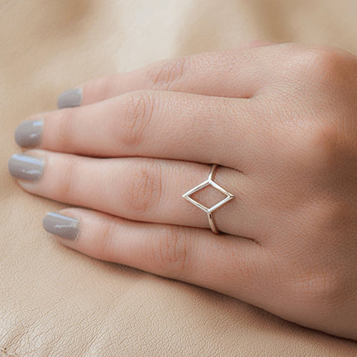 טבעת זהב לבן "מעויין"