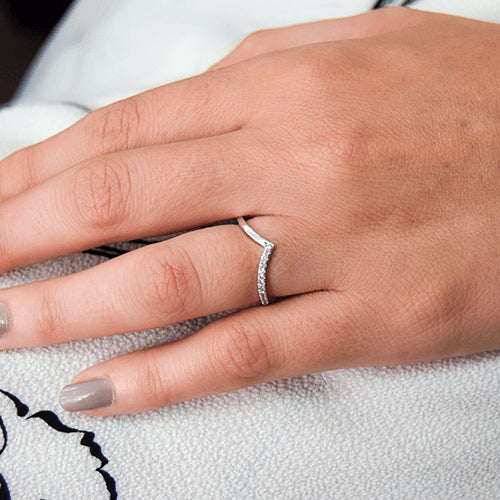 טבעת יהלומים "וי"