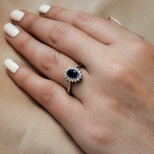 טבעת הנסיכה דיאנה העיצוב המקורי בזהב לבן משובצת ספיר כחולה