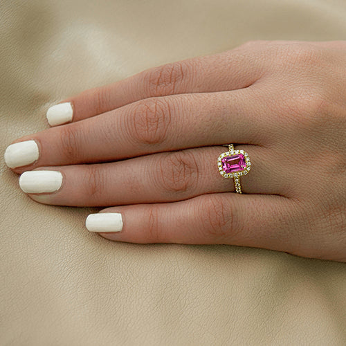 טבעת זהב לבן עם טורמלין ורודה בחיתוך מלבני והילה של יהלומים טבעיים