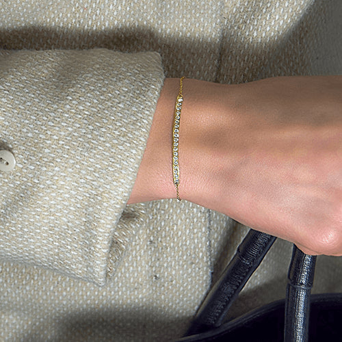 צמיד טניס זהב עם חוליות דקות ושורת יהלומים טבעיים במרכז 0.40 קראט