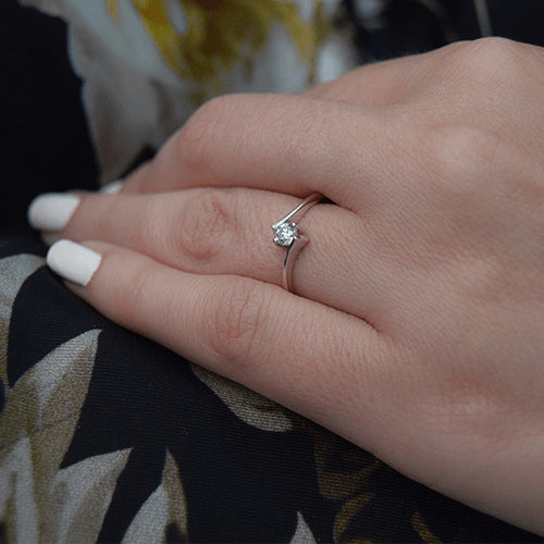 טבעת אירוסין זהב לבן "ונסה"