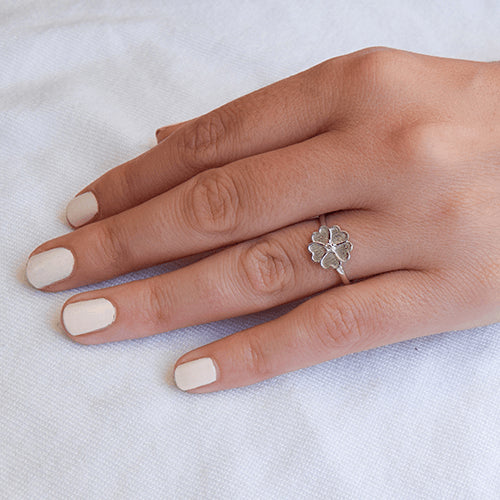 טבעת אירוסין "לבבות" משובצת יהלום זהב לבן