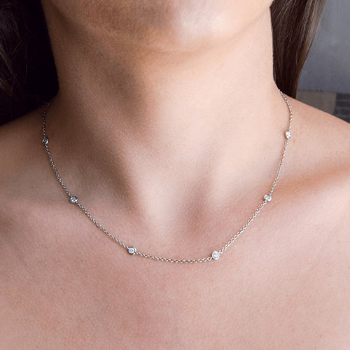 שרשרת כוסות יהלומים מזהב לבן בעיצוב קלאסי עדין ומלא ברק אלגנטי ונצחי