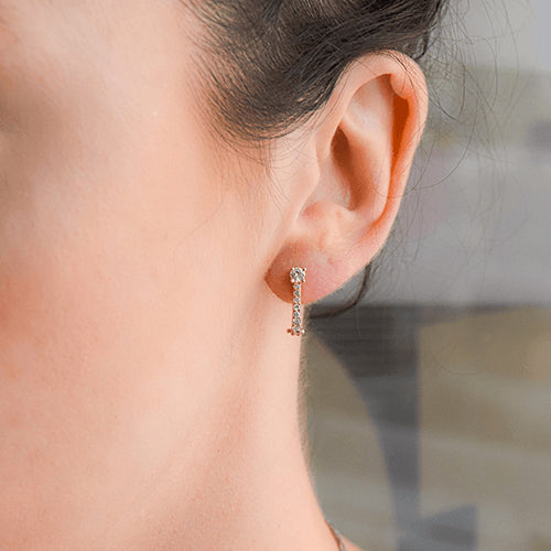 עגילי יהלומים מזהב לבן בעיצוב תלוי עם שורת יהלומים טבעיים נוצצים