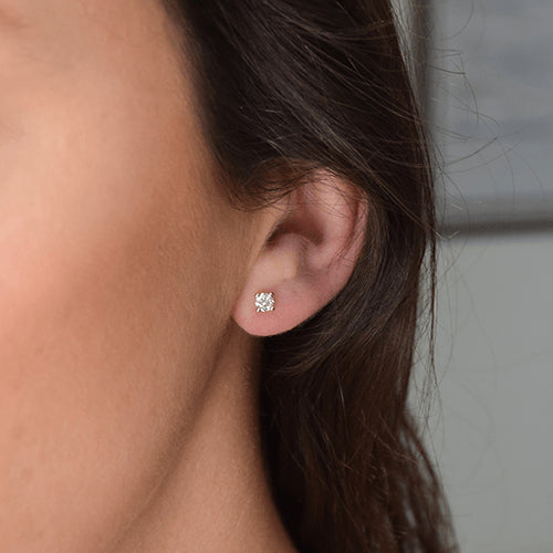 עגילי יהלום טבעים צמודים באסקט