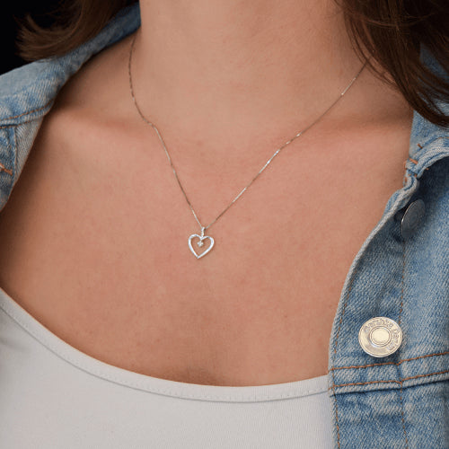 שרשרת זהב לבן עם תליון לב ויהלום טבעי במרכז בעיצוב עדין