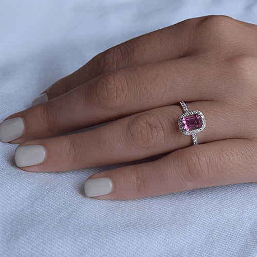 טבעת זהב לבן עם טורמלין ורודה בחיתוך מלבני והילה של יהלומים טבעיים