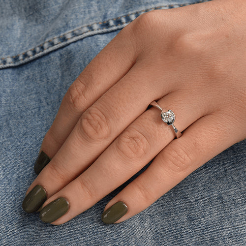 טבעת אירוסין זהב לבן "קייט" בעיצוב טוויסט