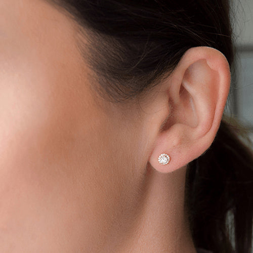 עגילי זהב היילו עם יהלום מרכזי טבעי