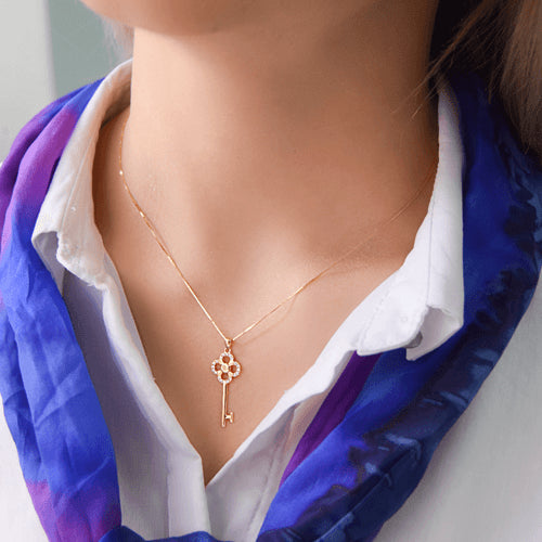 שרשרת מפתח מזהב משובצת יהלומים טבעיים 0.25 קראט בעיצוב יוקרתי כולל משמעות