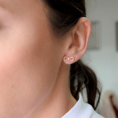 עגילי פפיון צמודים מזהב עם יהלומים טבעיים