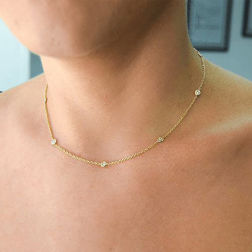 שרשרת כוסות יהלומים מזהב לבן בעיצוב קלאסי עדין ומלא ברק אלגנטי ונצחי