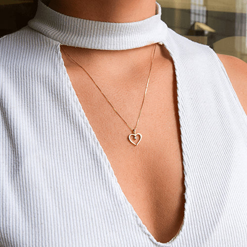 שרשרת זהב לבן עם תליון לב ויהלום טבעי במרכז בעיצוב עדין