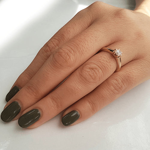 טבעת אירוסין "נאדין" 0.41 בשיניים מעוצבת האוחזות ביהלום