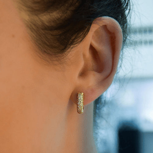 עגילי חישוק פאווה יהלומים טבעיים מזהב בעיצוב יוקרתי מלא ברק ונוכחות