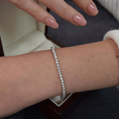 צמיד טניס זהב לבן עם שיבוץ שיניים משובץ יהלומים טבעיים במשקל של 3 קראט