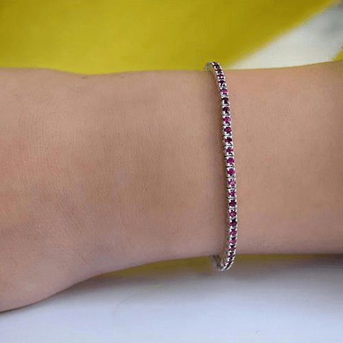 צמיד טניס מזהב לבן משובץ אבני רובי טבעיות לאורך כל החוליות בצבע חזק