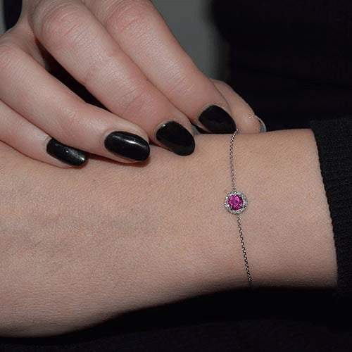 צמיד זהב עדין משובץ רובי טבעית במרכז ו-0.20 קראט של יהלומים מסביבה