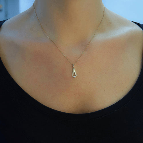 שרשרת יהלום עניבה מזהב בשיבוץ יהלום עגול בחלק התחתון